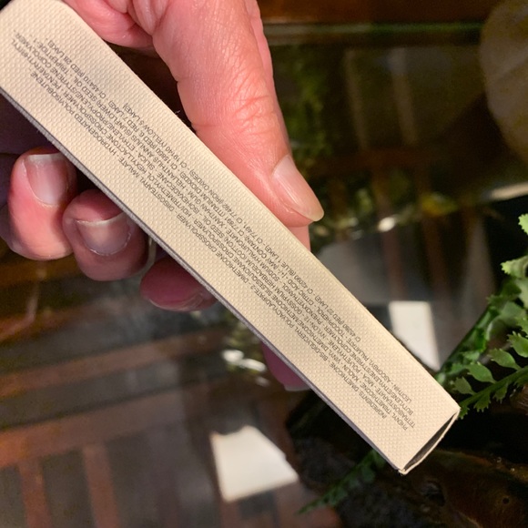 Authentic BURBERRY 6ml regiment red kisses gloss💋 - Picture 7 of 7